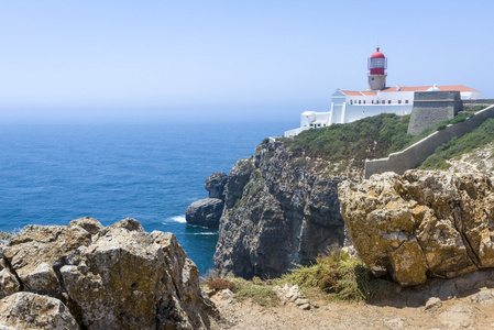 多岩石的海岸线和灯塔在葡萄牙萨格里什