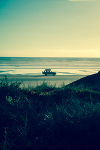 4 x 4在日落时在海滩上