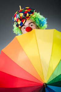 用五颜六色的伞的滑稽小丑