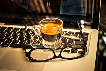 咖啡杯子和商务笔记本电脑