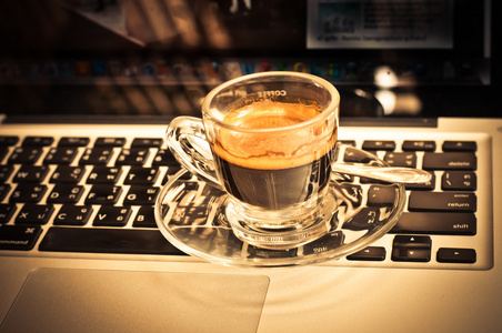 咖啡杯子和商务笔记本电脑