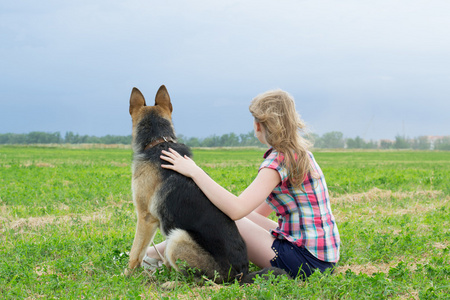 德国牧羊犬的女孩