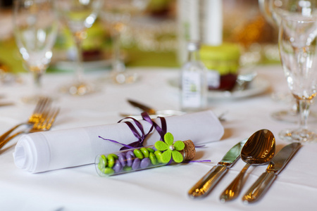 优雅的表设置在淡紫色和绿色的婚礼或事件当事方