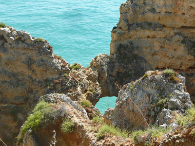 在葡萄牙阿尔加维，大海中的岩石