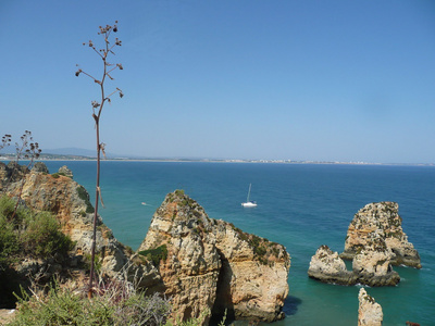在葡萄牙阿尔加维，大海中的岩石