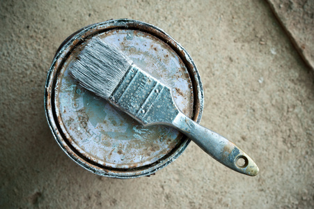 用油漆刷银粉漆照片