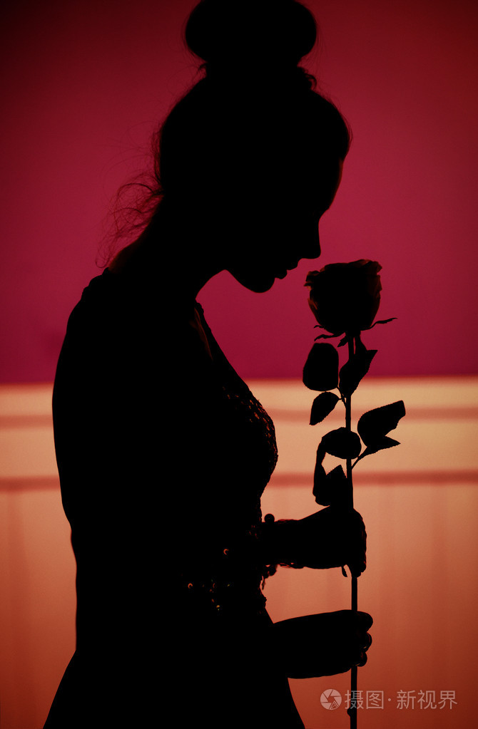 浪漫的场景的女人跟丈夫所给出的玫瑰