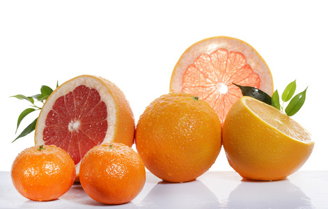 在白色背景上的柑橘果实的集