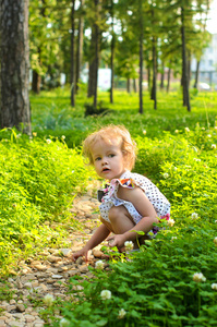 在公园散步的金发小姑娘