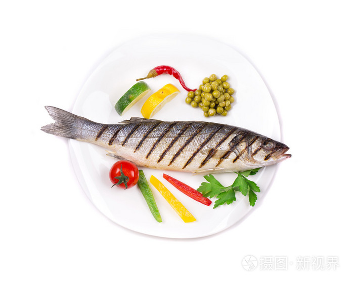 海鲈鱼配蔬菜