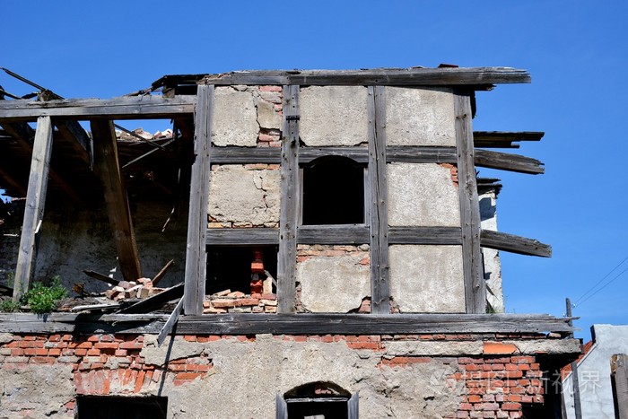 半砖木结构的房子