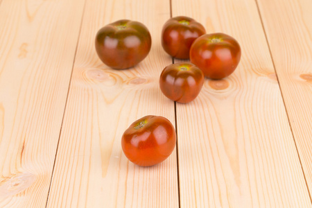 在木材上新鲜番茄
