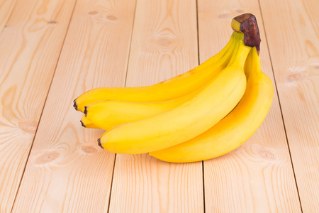 木制的背景上的香蕉