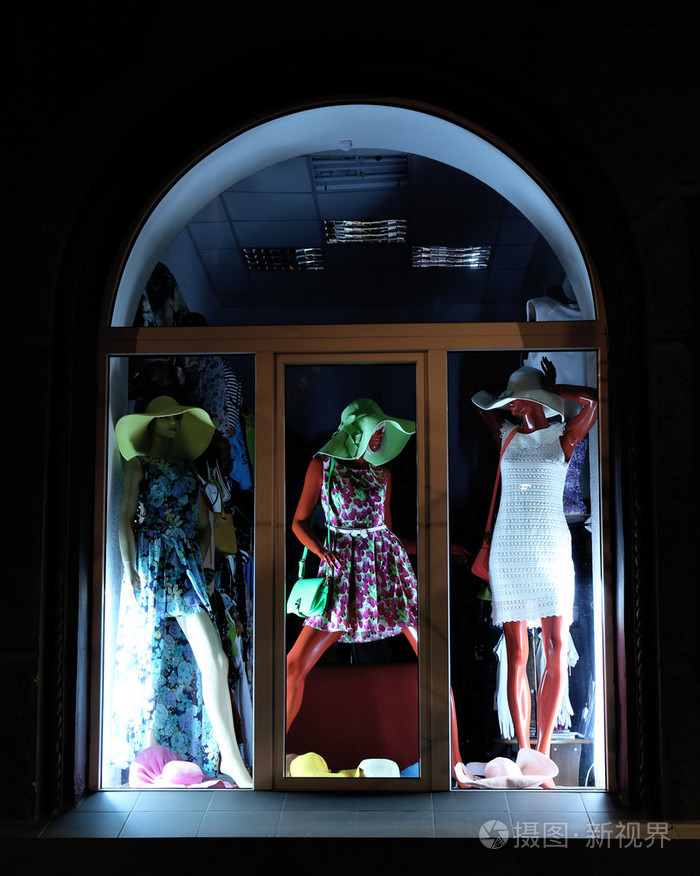 在商店橱窗中的时装秀