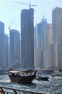 摩天大楼与船在迪拜，阿拉伯联合酋长国的迪拜码头