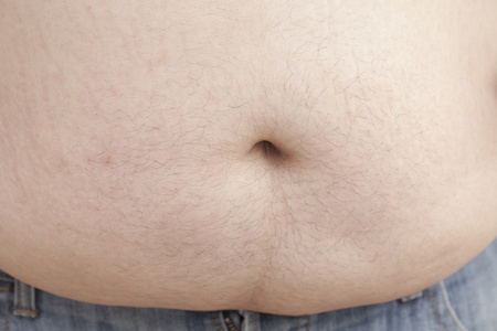 胖男人与一个大肚皮，特写身体的一部分