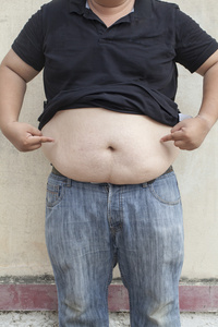 胖男人与一个大肚皮，特写身体的一部分