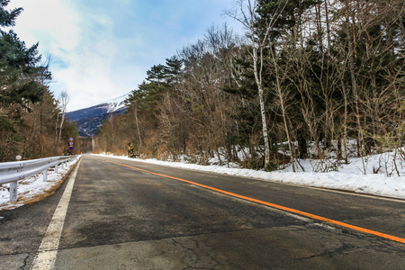 路去富士山包围雪覆盖在日本