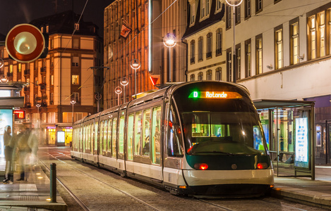 现代有轨电车上在史特拉斯堡的城市中心。法国阿尔萨斯