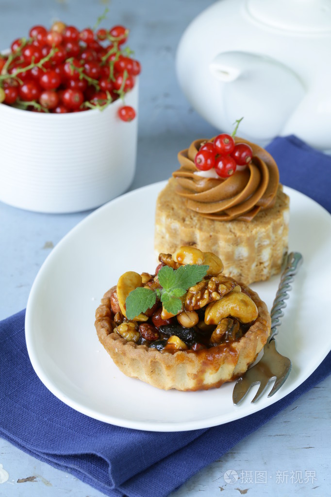 小点心糕点与坚果和浆果的下午茶时间