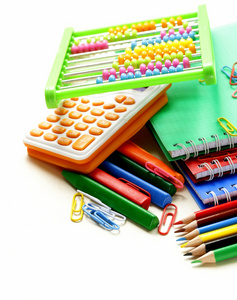 回到学校的概念，学校文具多彩多姿的铅笔和笔记本