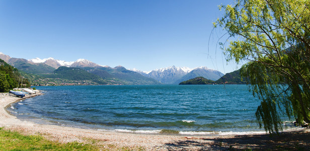 从海滩的科摩湖的全景