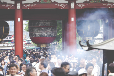 浅草寺吉红日本的寺院，在浅草，东京，日本