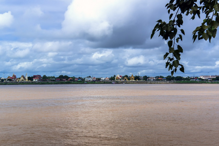 经湄公河前往那空帕农府
