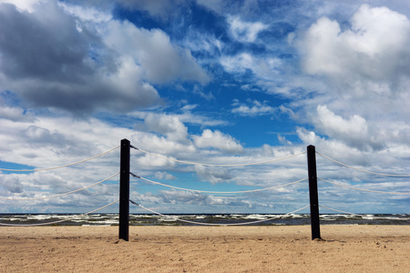 波罗的海海滩上的绳索围栏
