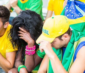 伤心的巴西球迷在球场