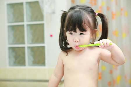 小女孩在洗澡刷牙