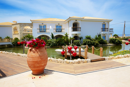 别墅装饰着花朵在豪华酒店，克里特岛，希腊