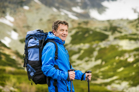 在山里徒步旅行的人