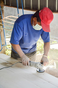 木匠的手打磨木板使用权力