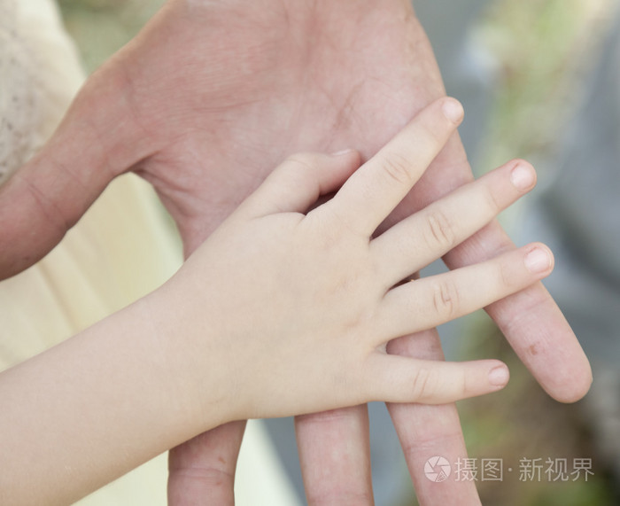 手上的大人孩子的手