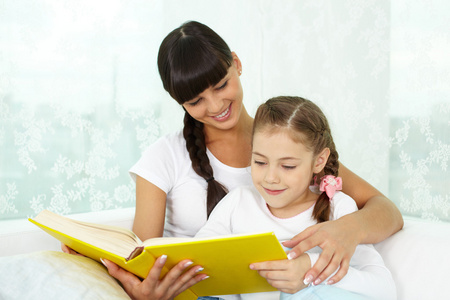 女孩和她的母亲看书