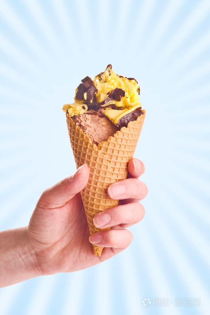 手中拿着巧克力冰激淋