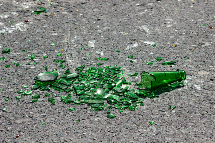 破碎的绿色玻璃瓶