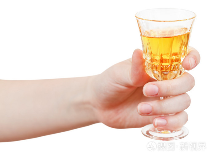 手中握有的甜葡萄酒的酒杯