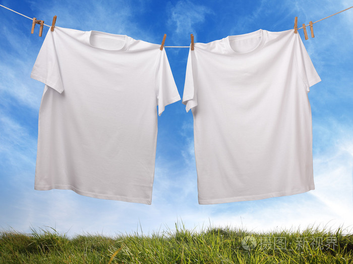 空白的白色t恤挂在晾衣绳上