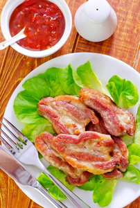 圆形粉橙色炸香肠腊肠火腿,有一层嫩猪肉脂肪牛肉鸡肉,有方形的纹理