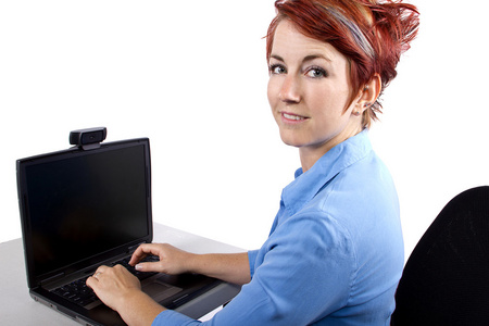 在计算机上工作的女人
