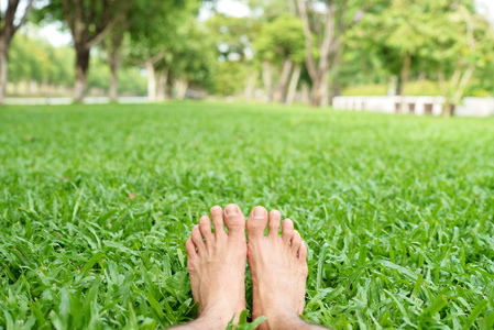 在绿色草地上的男人脚