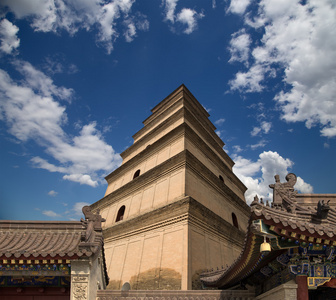 巨型大雁塔或大雁塔是位于南部西安仙西安，中国陕西省的一座佛教宝塔