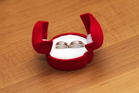 一盒棕色背景上的结婚戒指