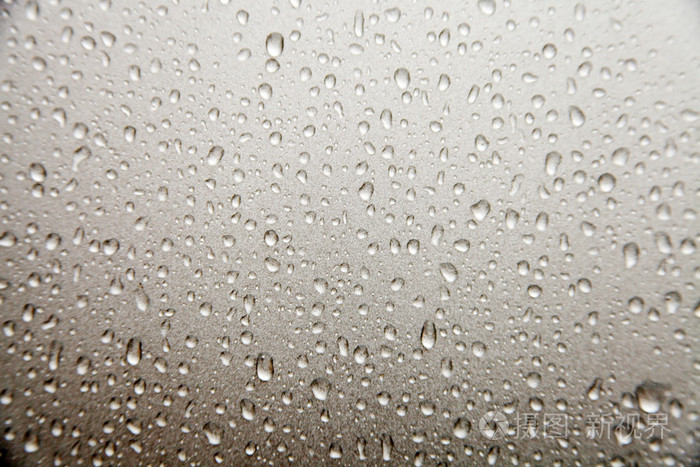 落在玻璃上的雨滴