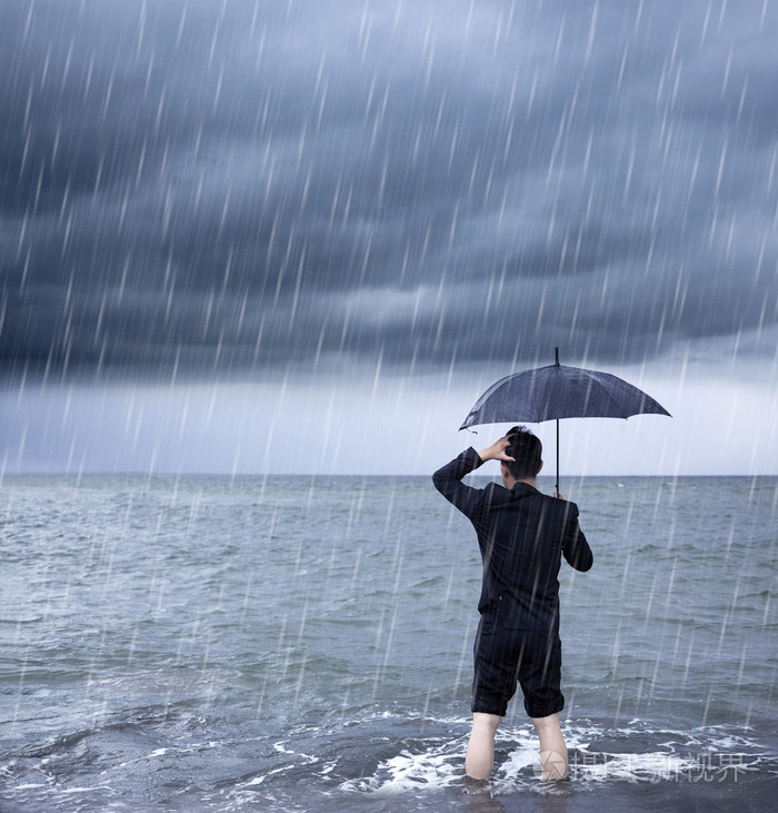 打乱商人拿着一把伞,大暴雨背景