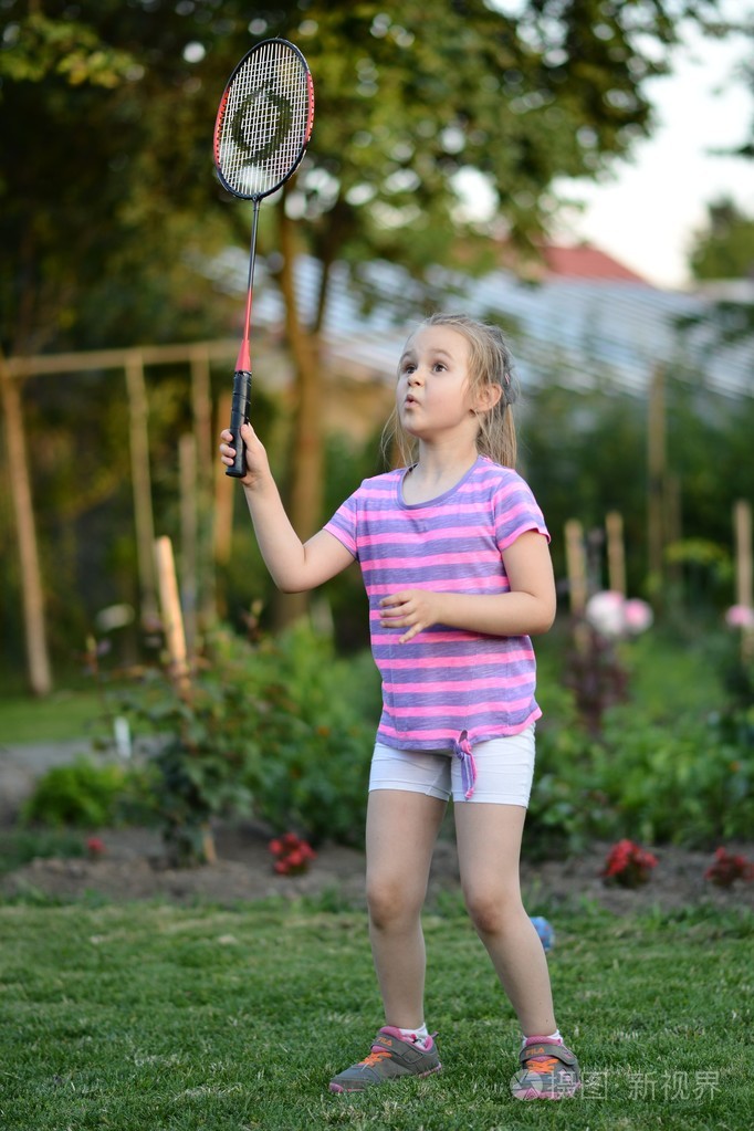 可爱的小女孩打羽毛球
