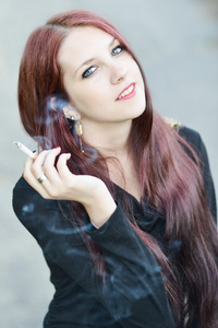 抽着烟的女人照片