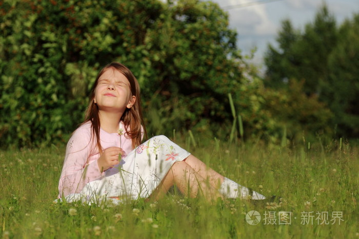 在绿色草地上的小女孩